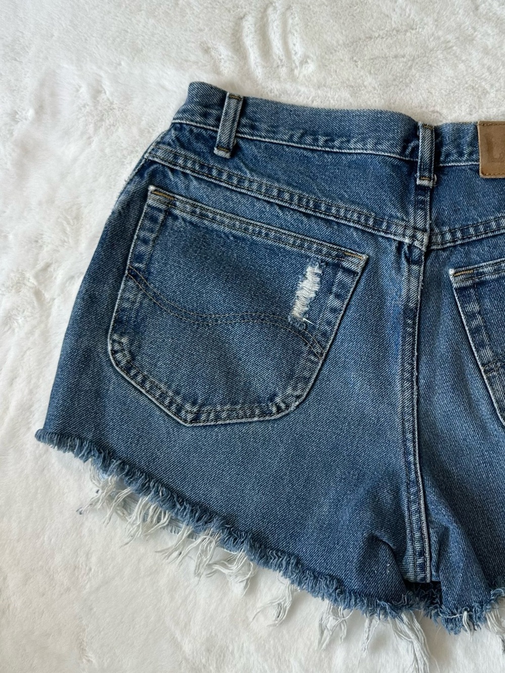Vintage Dream Lee Frayed Hem Distressed Denim Cutoff Shorts - Medium Blue